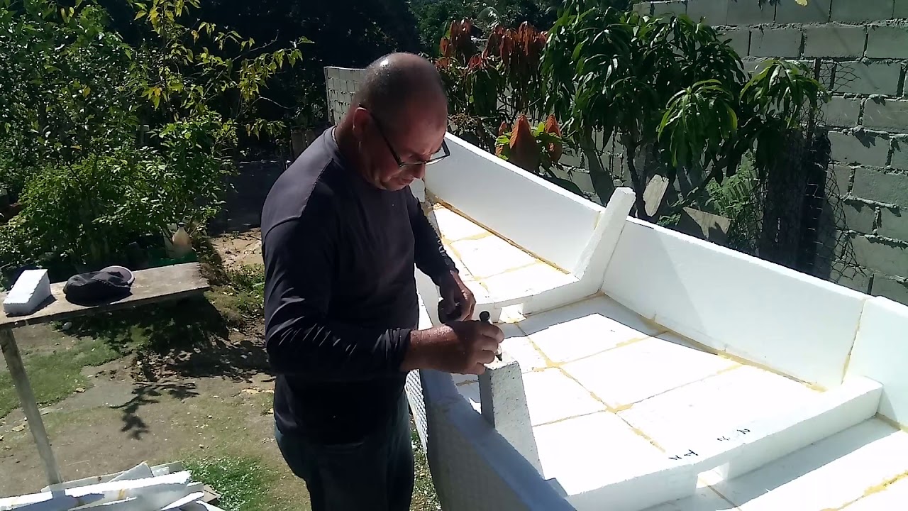 Edu construção de barco de isopor