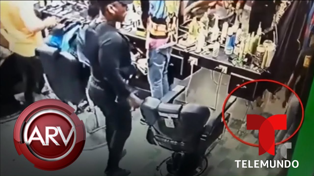 Unos agentes fueron captados plantando droga en una barbería | Al Rojo Vivo | Telemundo