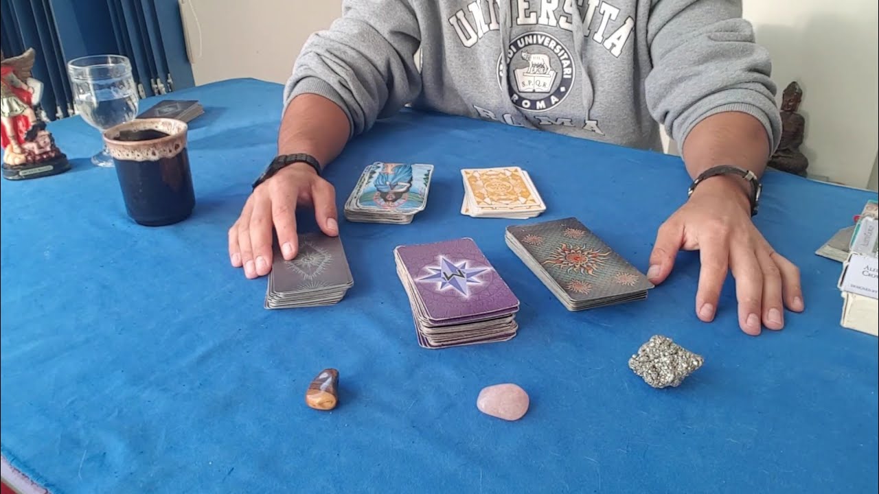 🔮 O que passa na cabeça Dele(a) quando pensa em você? | Tarot Responde