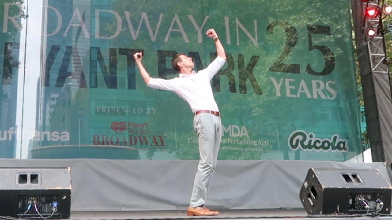 Gavin Lee Performs 