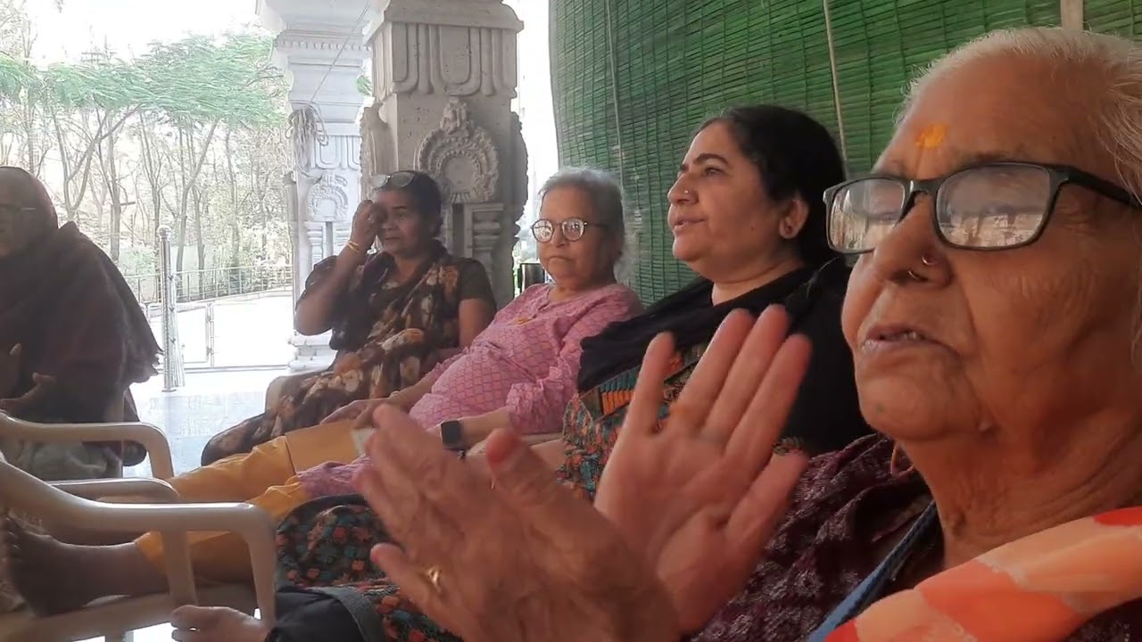 एक तरफ देव गण एक तरफ भूत गण बीच में नदी की सवारी