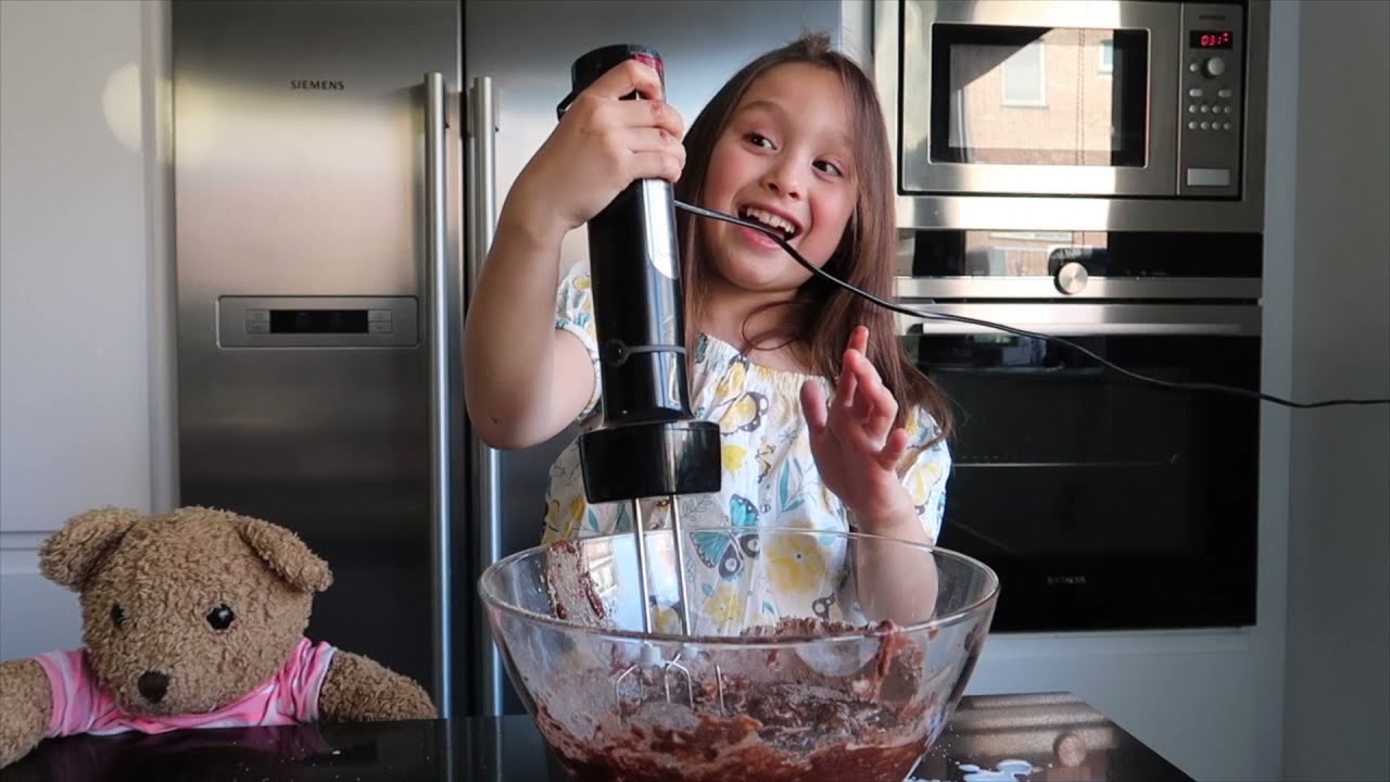 Easy chocolate cake: even kods can do it (hey kids, mother's day is approaching)