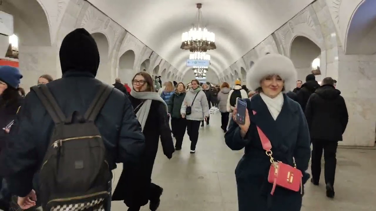 Вечерняя станция #metro Пушкинская Уставшие и расслабленные люди едут с работы а другие едут гулять