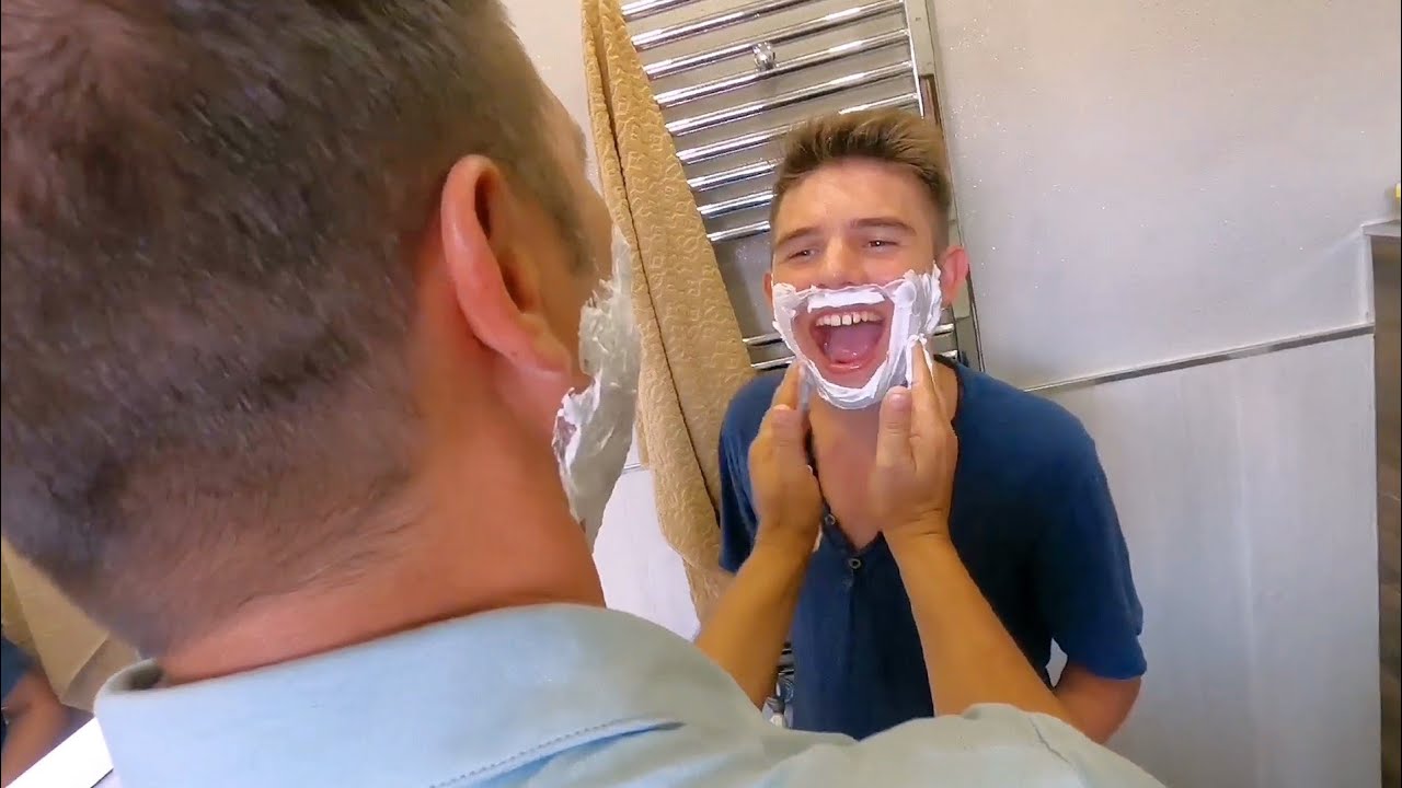 CHRISTIAN SI RADE LA BARBA DA SOLO seguendo le indicazioni di papà Lester. Autismo