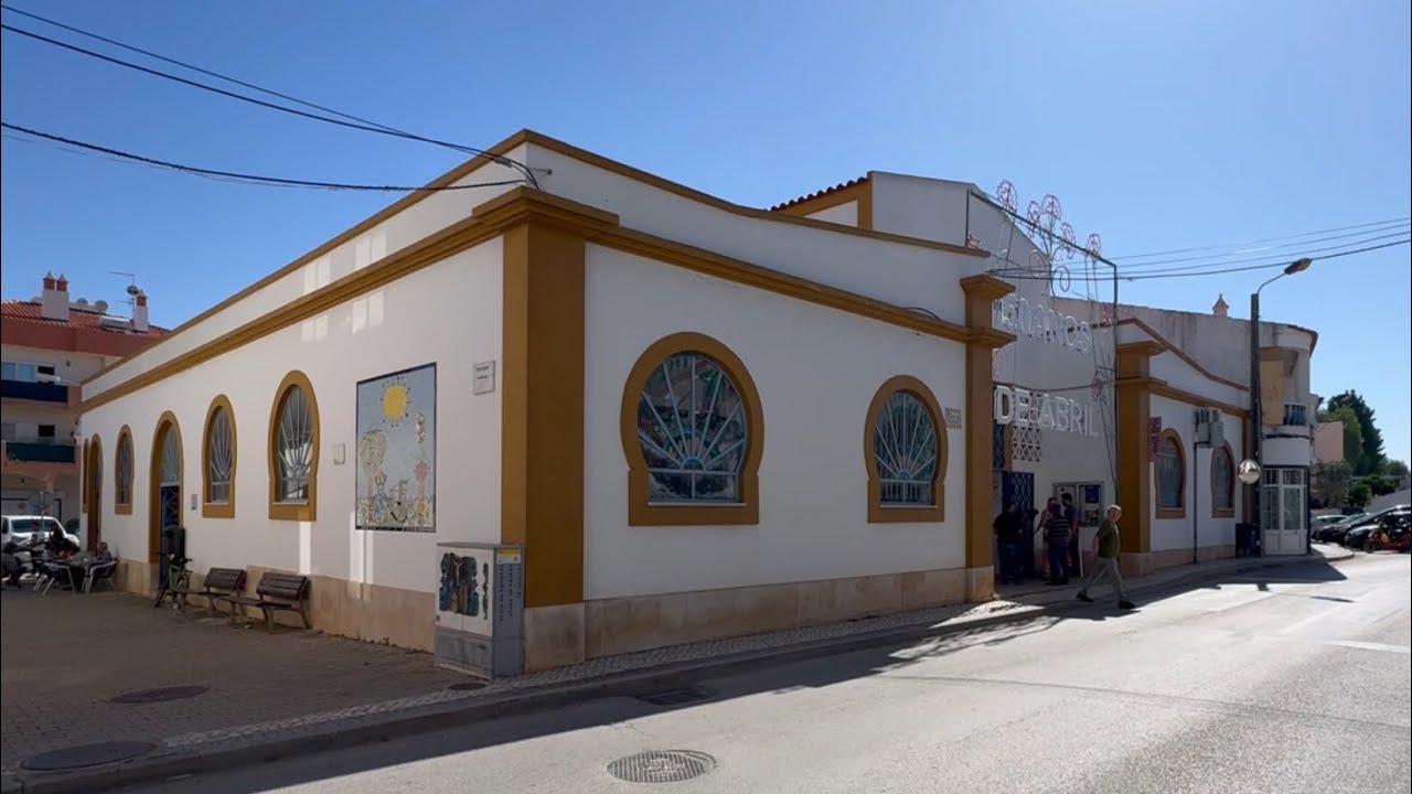 Em Algoz, há um Mercado Municipal com muita oferta, mas pouca clientela
