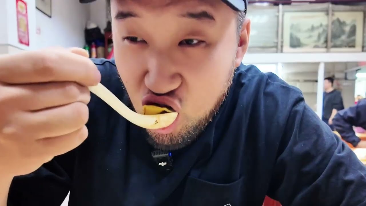 无锡！知道你甜，但是馄饨拌糖吃我是真没想到！ #江苏无锡 #无锡美食 #省饭课代表 #地方特色美食 #太香啦
