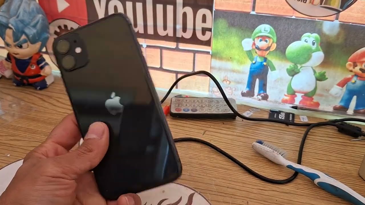 Como Hacer mantenimiento en el centro de Carga de un Iphone 😲 no quiere cargar