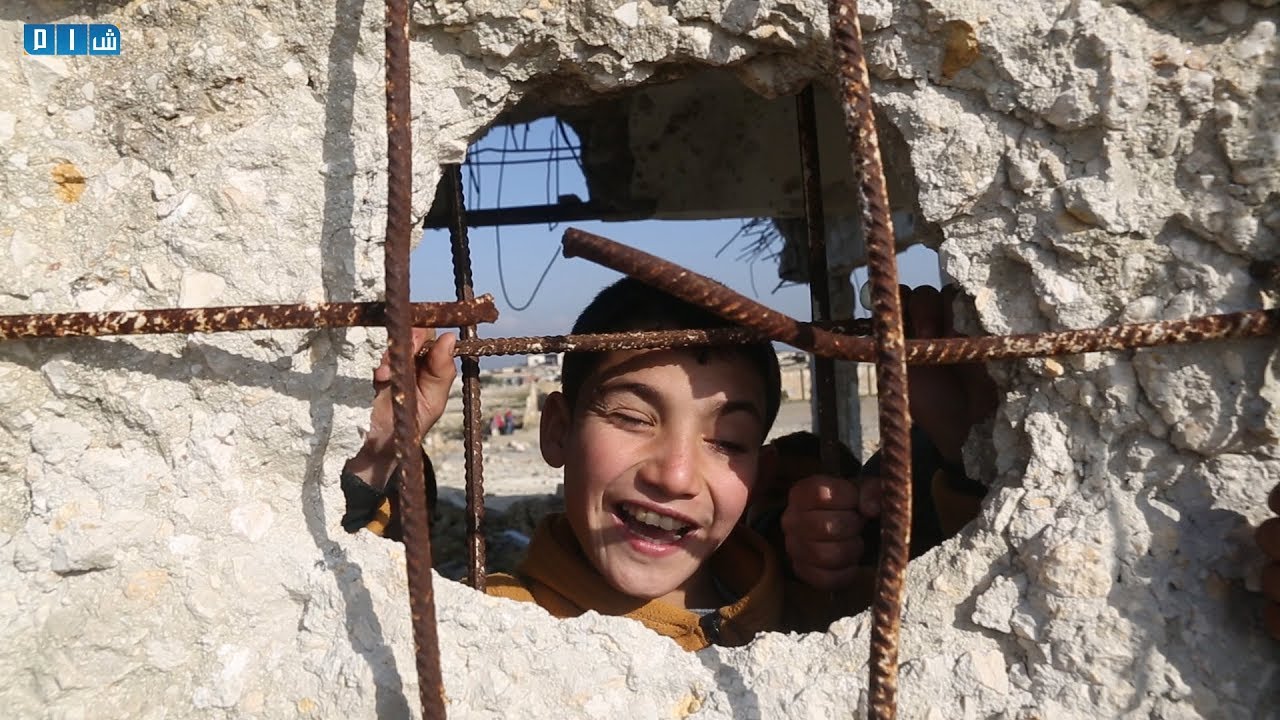 آطفال بلدة الكفير يصرون على مواظبة تعلمهم رغم الدمار الذي أصاب مدرستهم