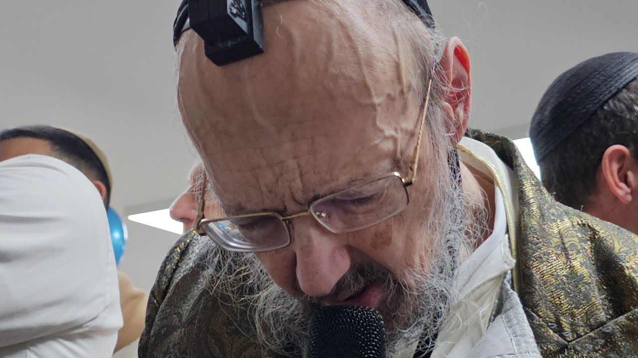 האות ש' בולטת במצחו של הרב דב קוק בשירת 
