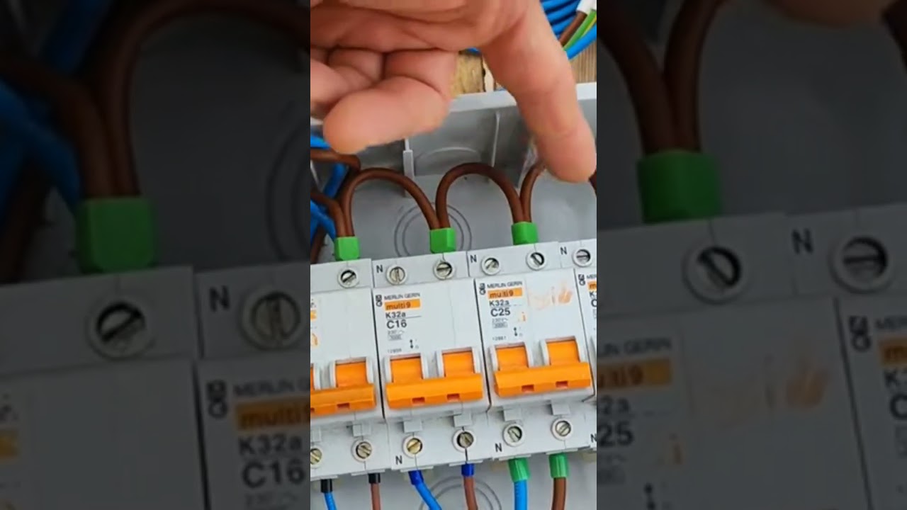 Montaje cuadro el&eacute;ctrico vivienda. Grado de electrificaci&oacute;n b&aacute;sico.