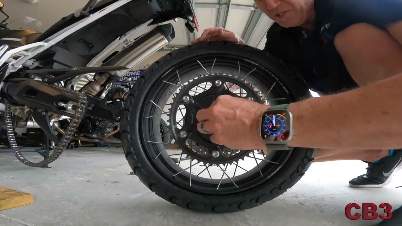 Снятие и установка заднего колеса Triumph Tiger 900.