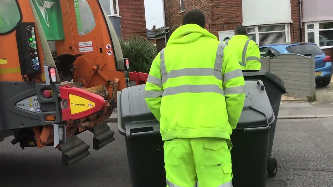 Recycling bin men emptying bins in Bournemouth part 2 (28/04/2022)