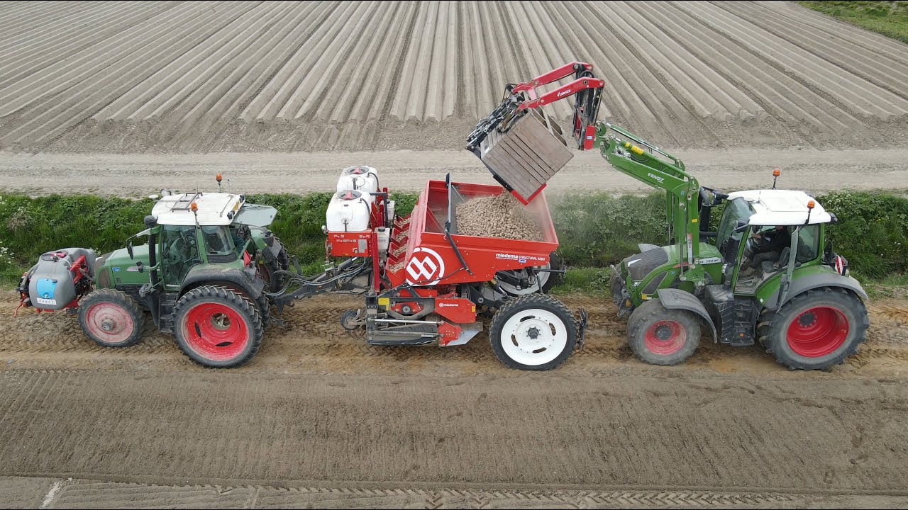 Potato planting - Fendt 415 with Dewulf/ Miedema Structural 4000 all in one belt planter