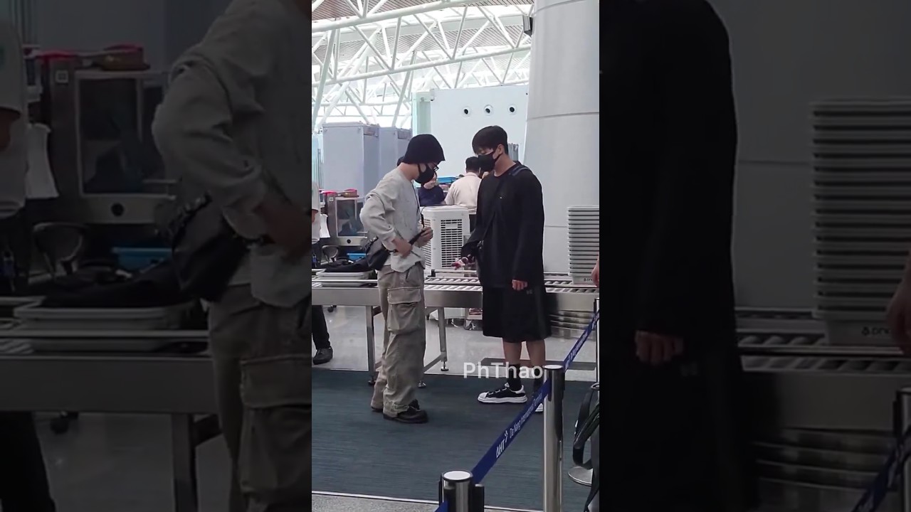 JIKOOK WERE SHOWING EACH OTHER THEIR KEYCHAINS 😭 ctto Jungkook ,Jimin at the airport #jimin  #jk