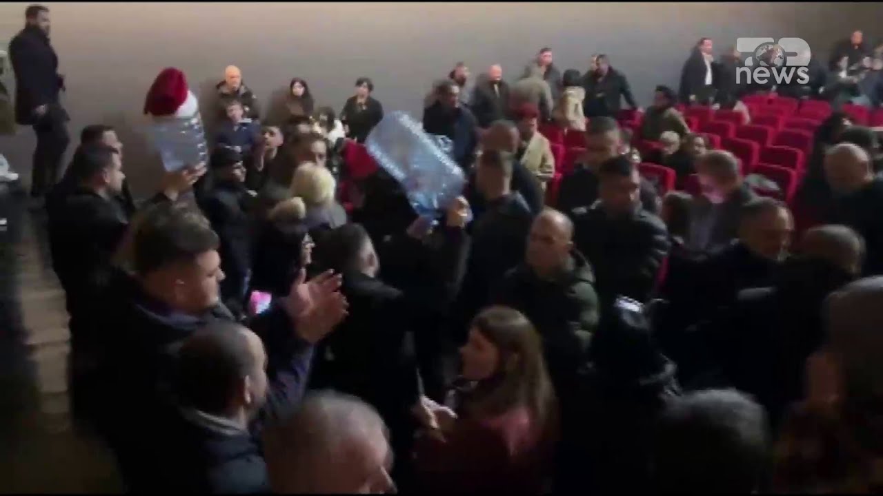 Top News- Protesta p&euml;r ujin/ Vlor&euml;, banor&euml;t tubohen para bashkis&euml; s&euml; qytetit