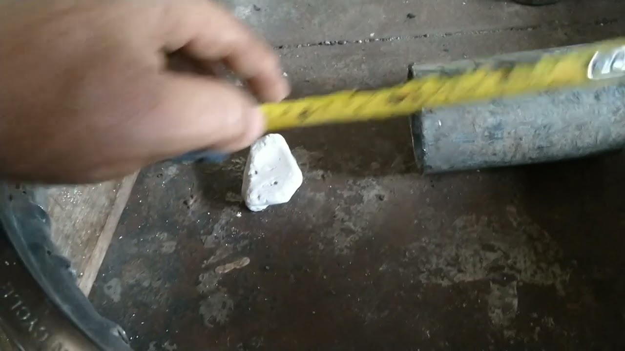 serralheiro sobral colocando raios de ferro em uma roda de moto para um carrinho de mão ✋ geladeira
