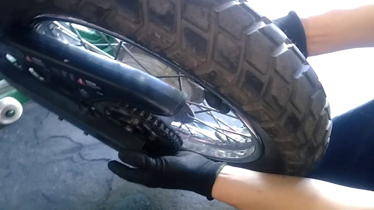 Como sacar la rueda trasera de la moto. Con freno a disco