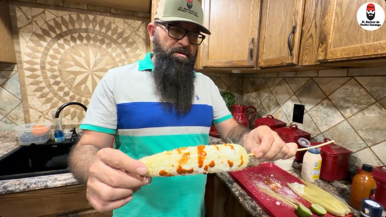 Elotes mexicanos cocidos y preparados con limón mayonesa y queso 🧀 y chile 🌶️ 