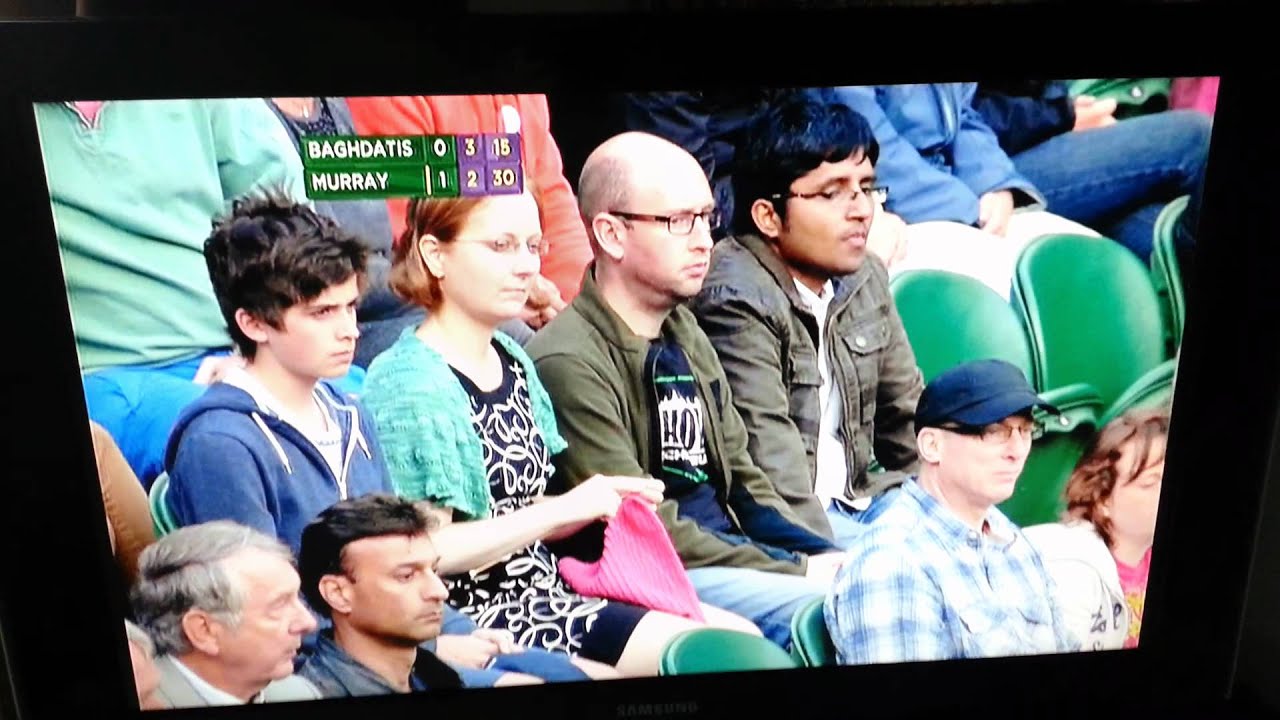 Andy Murray woman knitting watching tennis
