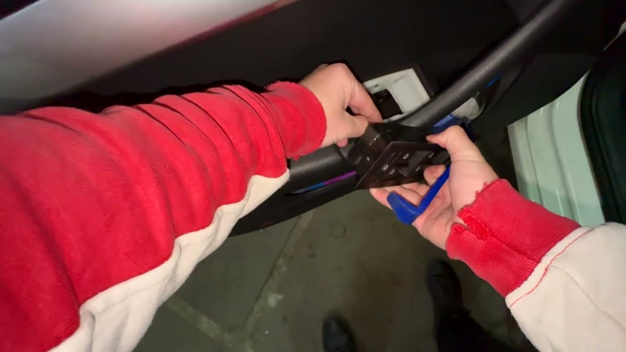How to removing front door panel at Skoda Octavia a7