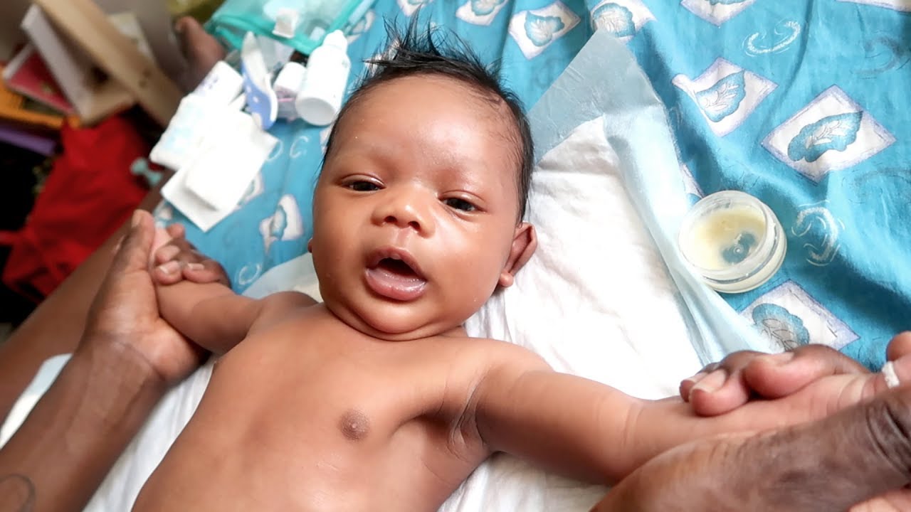 [ VLOG 2 NOUS ] BÉBÉ KIFFE LE MASSAGE AU BEURRE DE KARITÉ