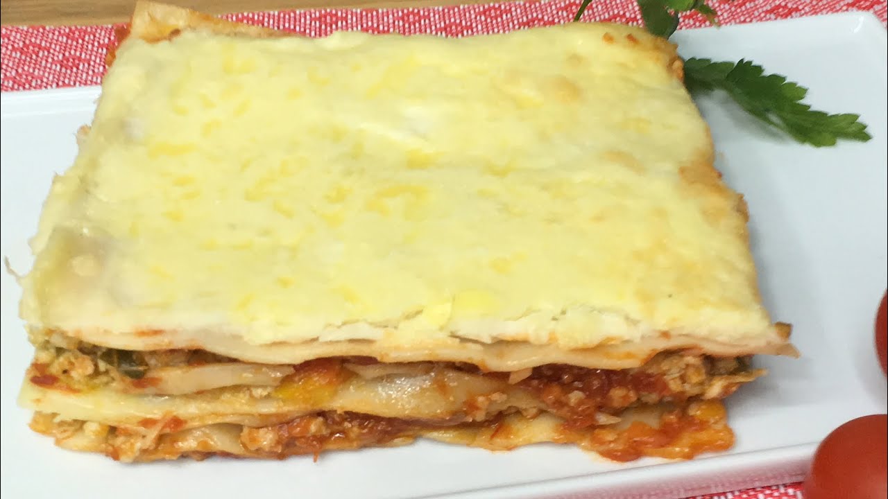 Lasaña de carne de pollo y verduras / lasaña casera