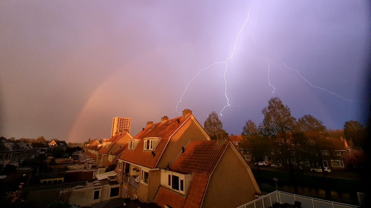 Onweer met Regenboog en mogelijke positieve ontlading - Thunderstorm, rainbow and positive lightning