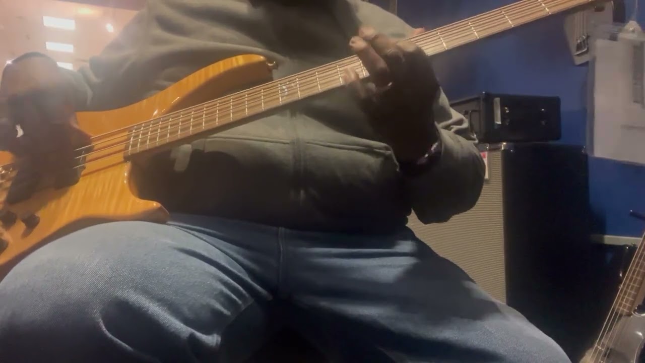 Peavey Cirrus Four w/dead strings