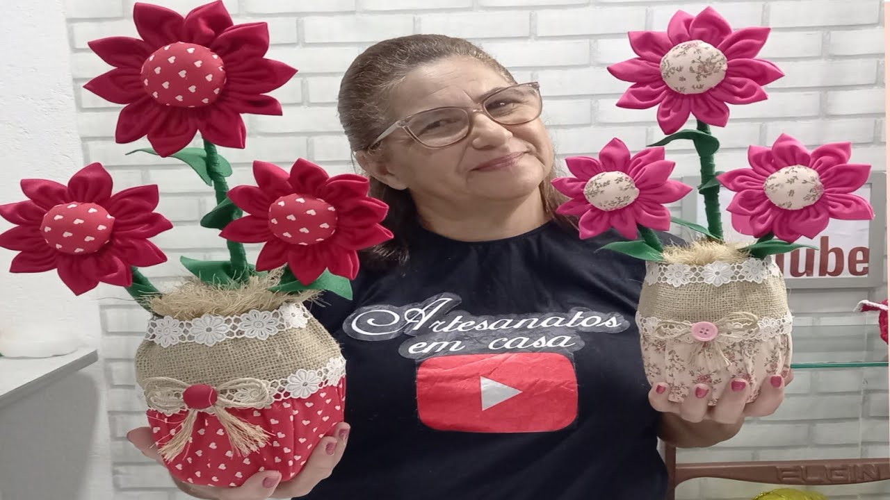 como fazer arranjo para mesa com rosas de fuxico e  com pote de creme de cabelo