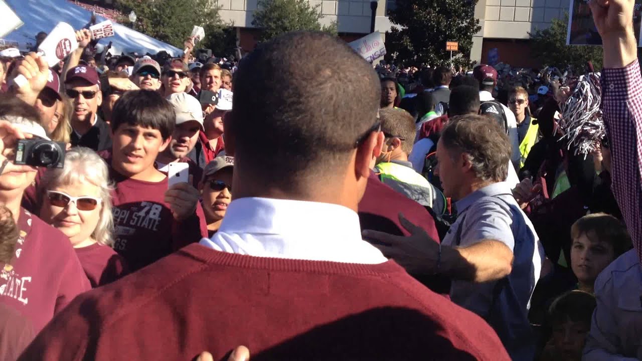 Experience the Dawg Walk Through the Eyes of DAK PRESCOTT