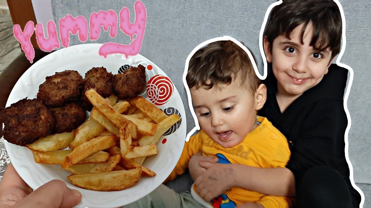 Efe köfte patates yemek istedi. Şifrelerle bulmaya çalıştı. أرادت EFE أن تأكل كرات اللحم والبطاطس.