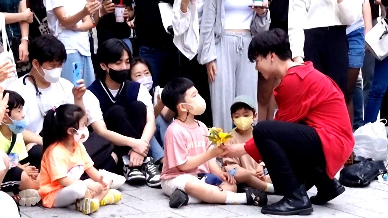 SATURDAY. HAF. UNIQUE INTERACTIVE FANTASTIC BUSKING. HONGDAE STREET.