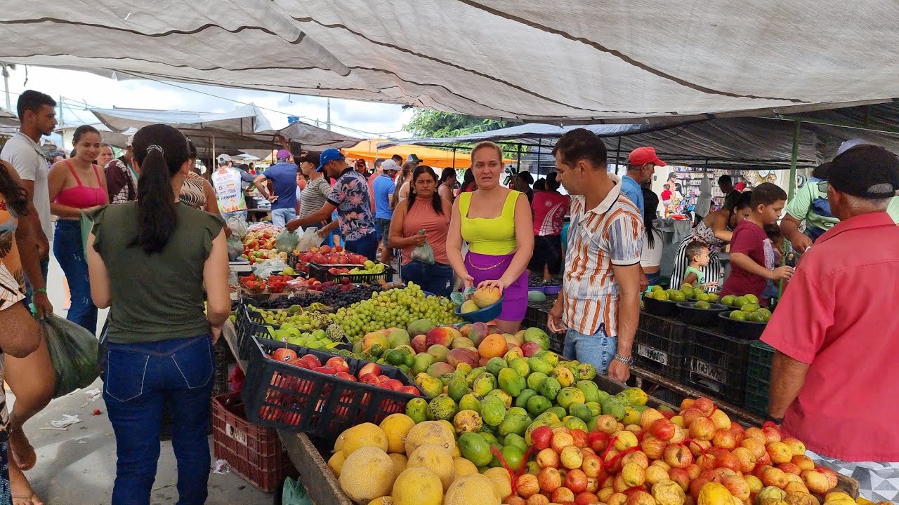 CONHECENDO A FEIRA LIVRE DE VILA DE SANTANA DISTRITO DE SÃO JOAQUIM DO MONTE CONVERSANDO COM O POVO