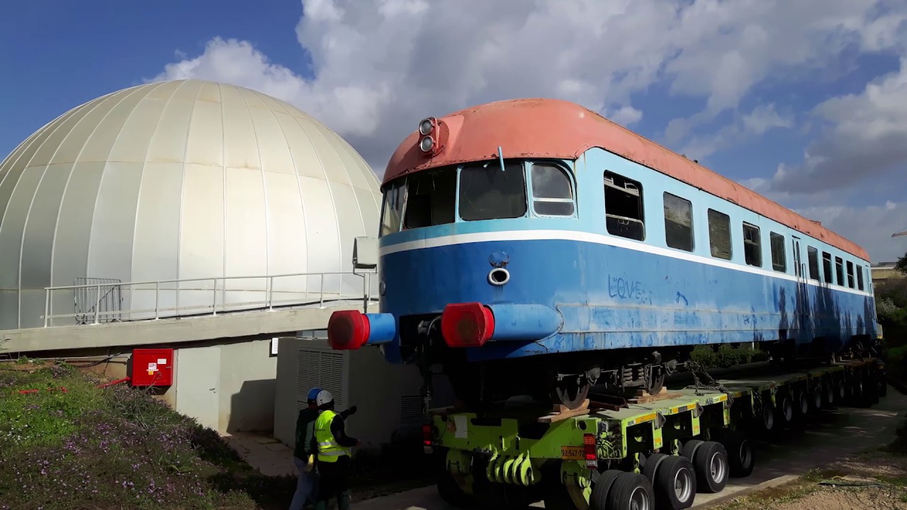 פירוק מיצג רכבת ישראל במוזיאון ארץ ישראל Dismantling of the Israel Railways exhibit