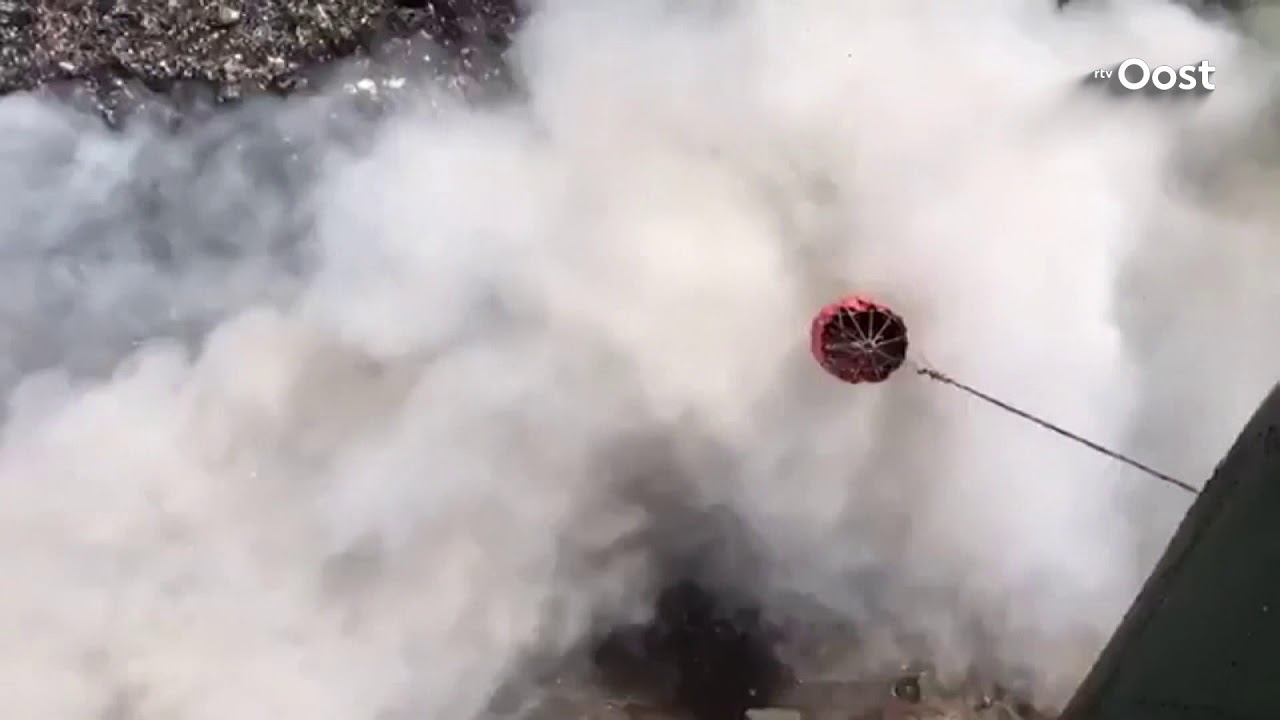 Chinook loost 10.000 liter water per keer op afvalbrand