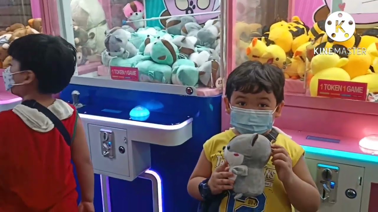 Tara Mag laro tayo sa Claw Machine kasama yung mga bata @papubbit #arcade #ufoキャッチャー #boneka