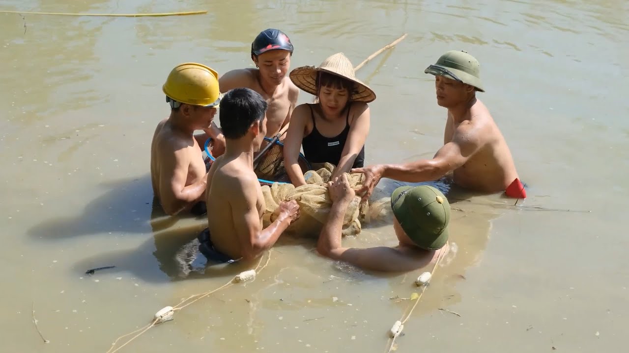 Living alone in the countryside, the girl harvests her first fish crop - Episode 245