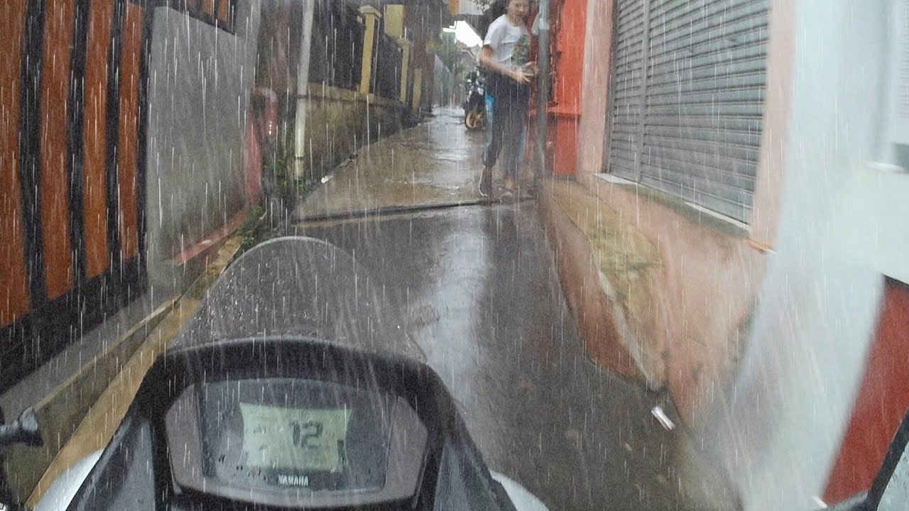 Driving a motorcycle in rain on narrow road, effective in overcoming insomnia suitable for sleeping
