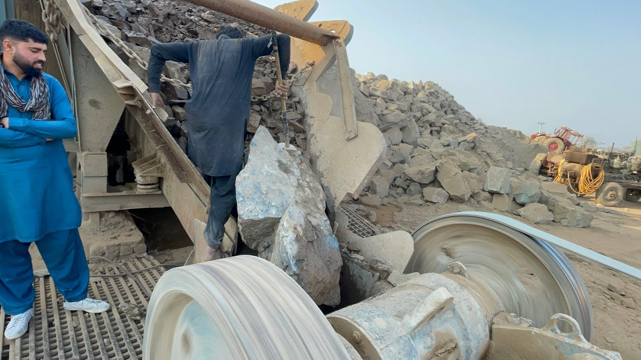 Giant Rock Jammed the Crusher Hopper – Machine Stopped! 😱 