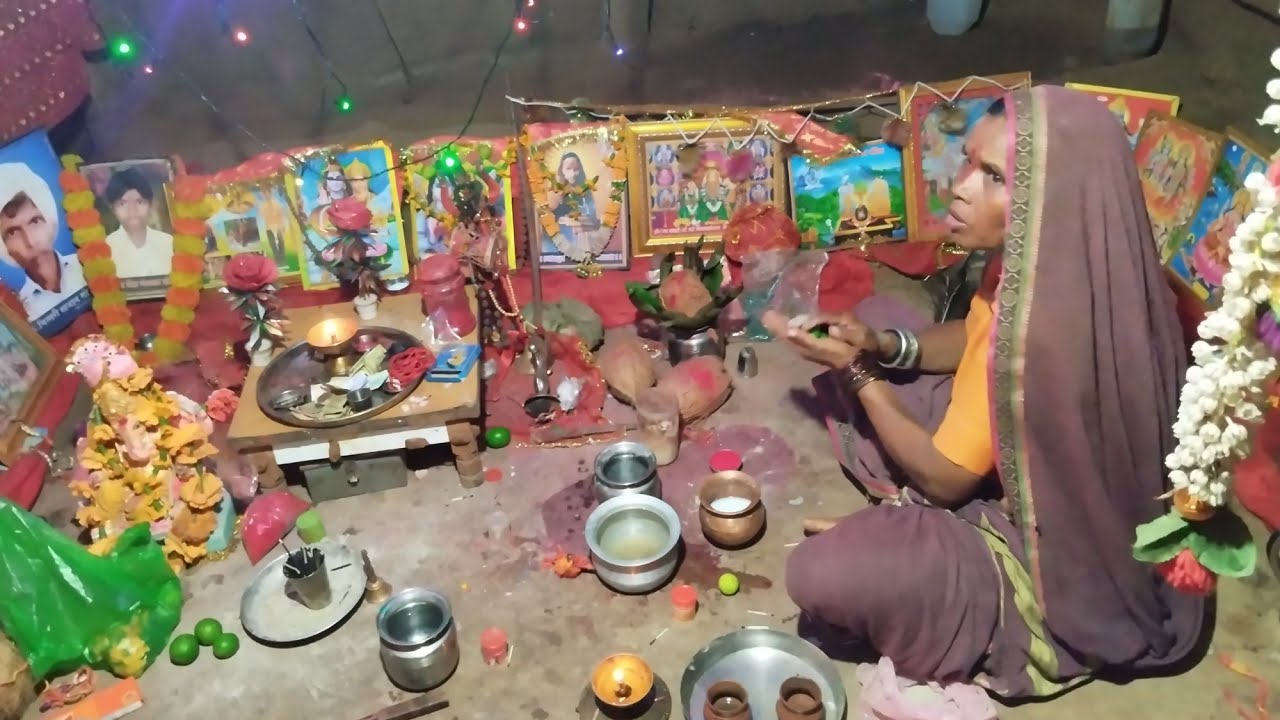 लोहड़ी माताजी सभी भक्तों को नेवणी करवा रही है 