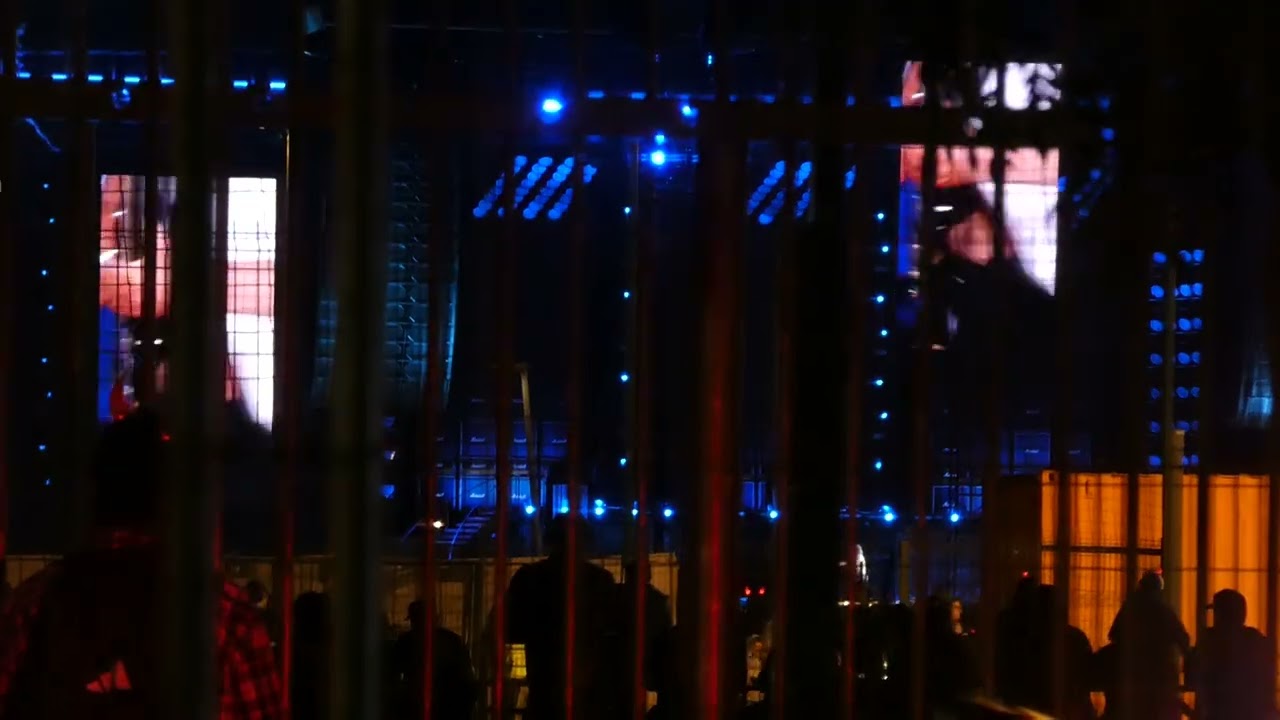 AC/DC - Let There Be Rock (Angus' guitar solo) - Chile (... cops in the streets?)