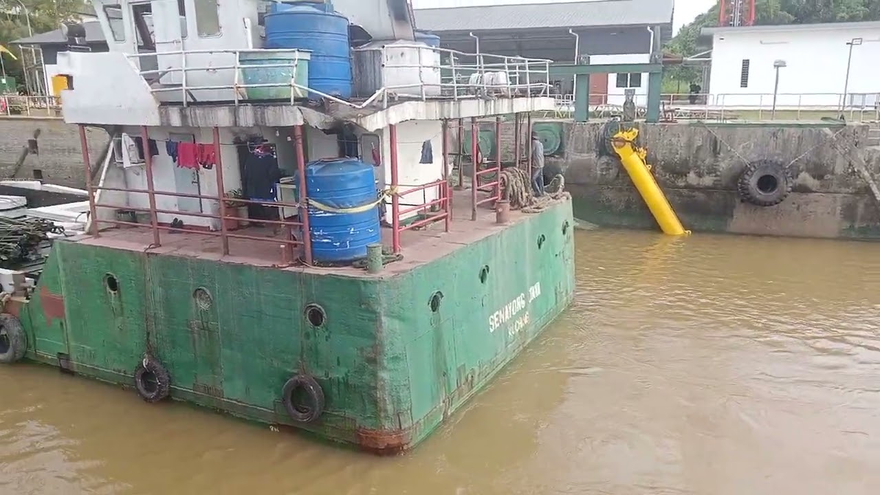 Ptg ini kita ambk kapal kargo dari sebelah hulu sahabat semua 