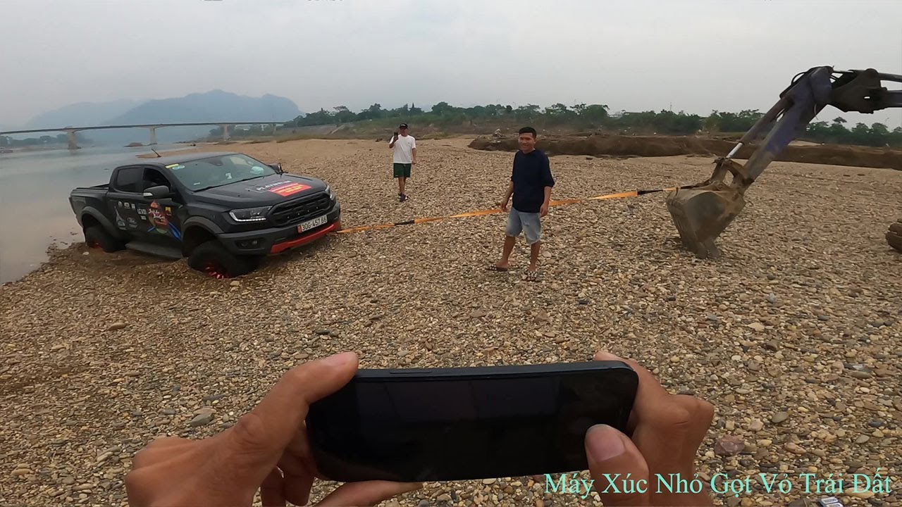 Máy Xúc Nhỏ Tập 1360. Cùng E Kiên Đồng Nát Đi Cứu Hộ Xe Ô Tô Vua Bán Tải Bị Lầy Gần Mép Sông Lô