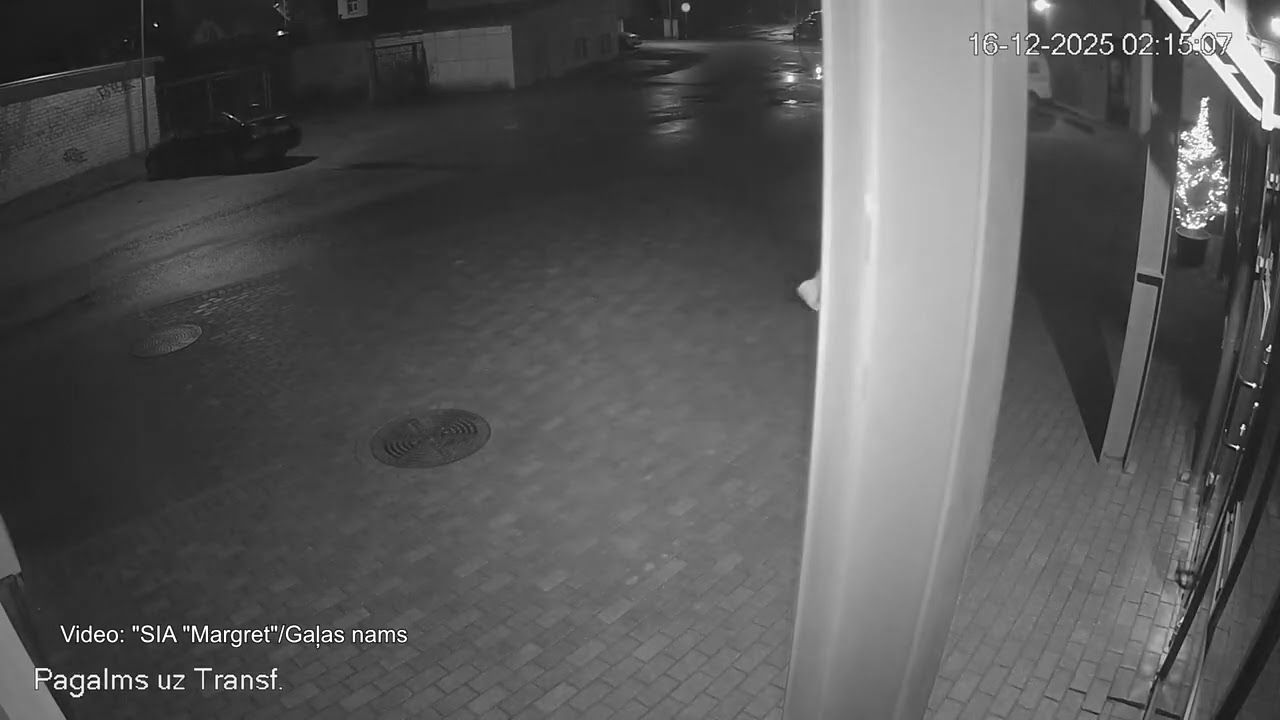 Jēkabpilī jaunie&scaron;i nakts aizsegā sabojā kafejnīcas Ziemassvētku rotājumus