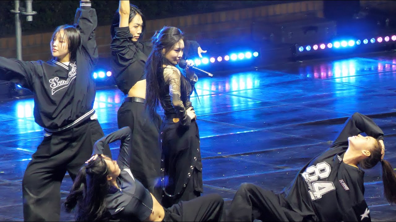 241011 을지대학교 성남캠퍼스 축제 청하 EENIE MEENIE + Roller Coaster + Why Don’t You Know 4K 60p 직캠 by ace