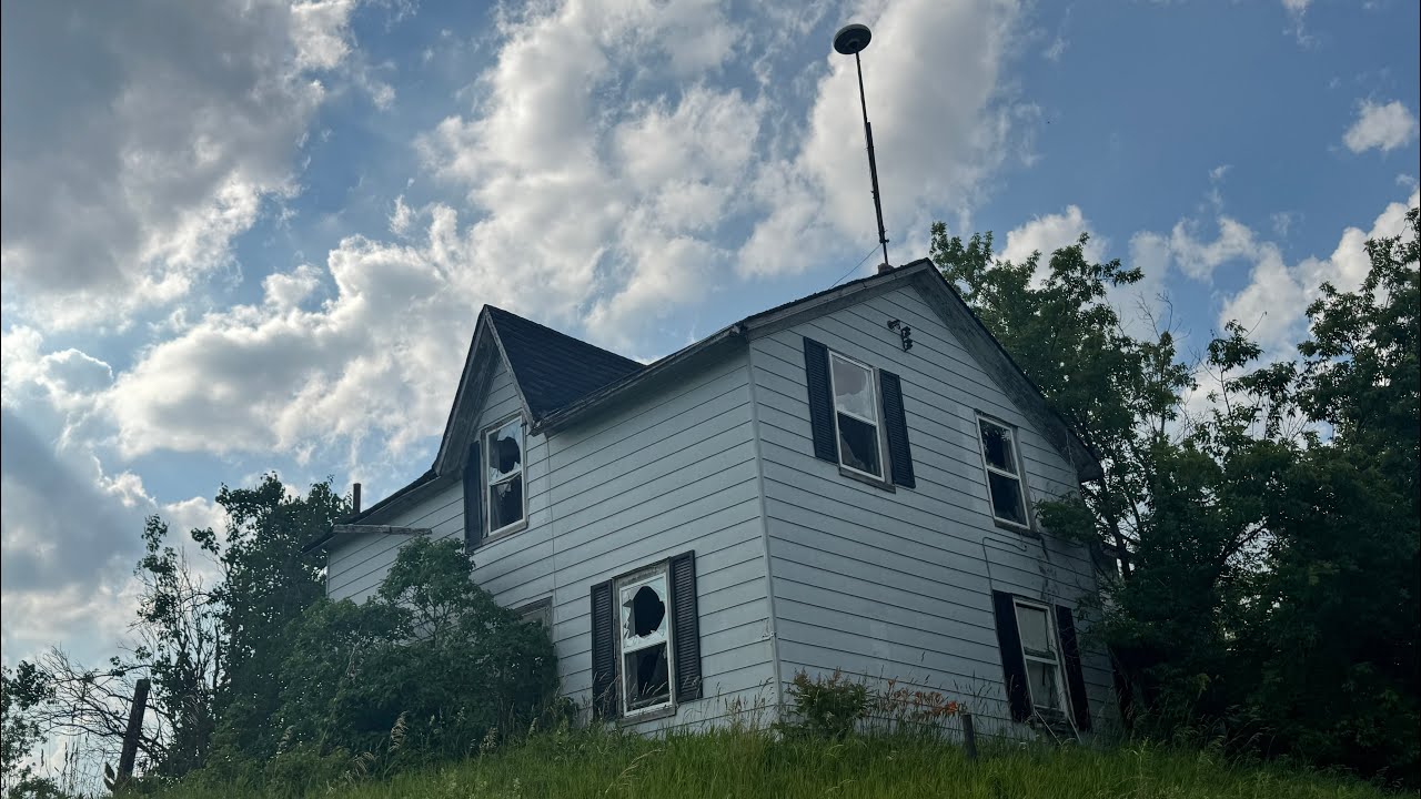 XPLORER 47 - Amazing Victorian Style Farm House Left Forgotten in Ontario Canada 