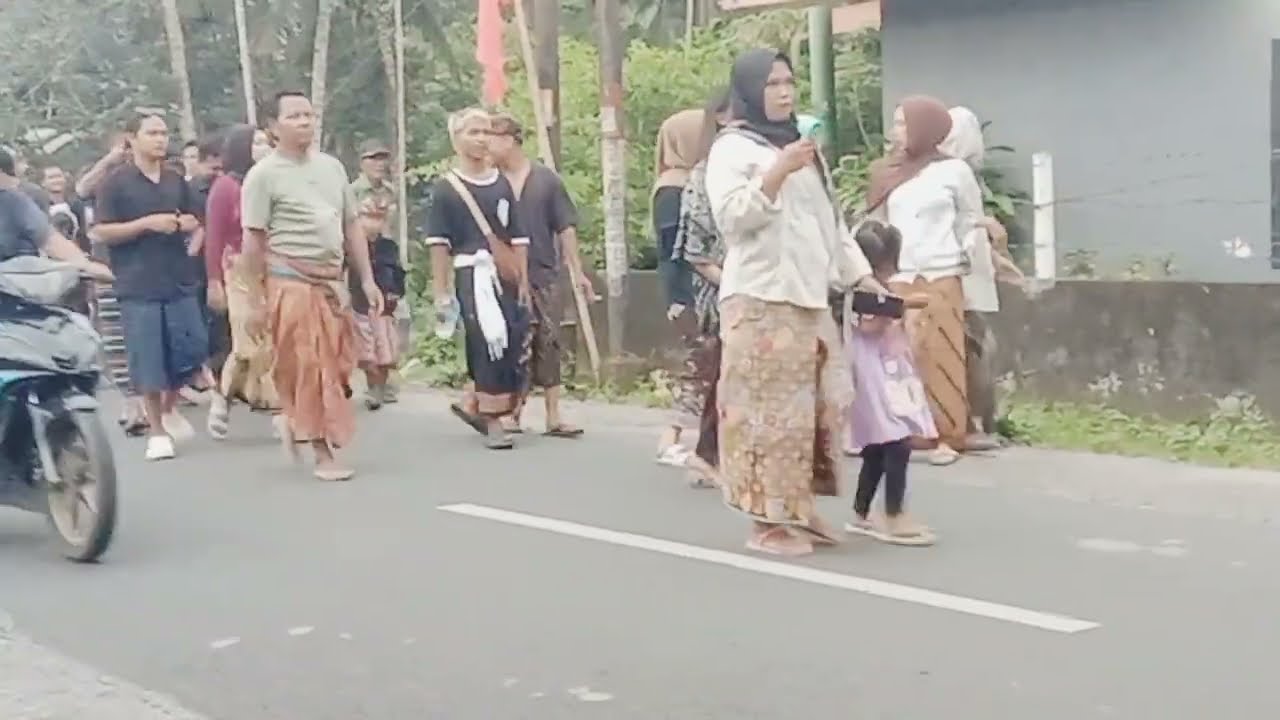 Nyongkolan Anelia  putri & Mujahirin endut ke batu kumbung diiringi gb mule angen