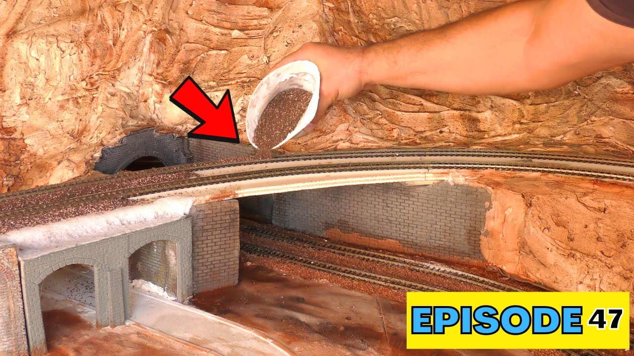 STENDO LA MASSICCIATA IN MEZZO ALLE MONTAGNE DELLA FERROVIA IN MINIATURA (PLASTICO DANIEL #47)
