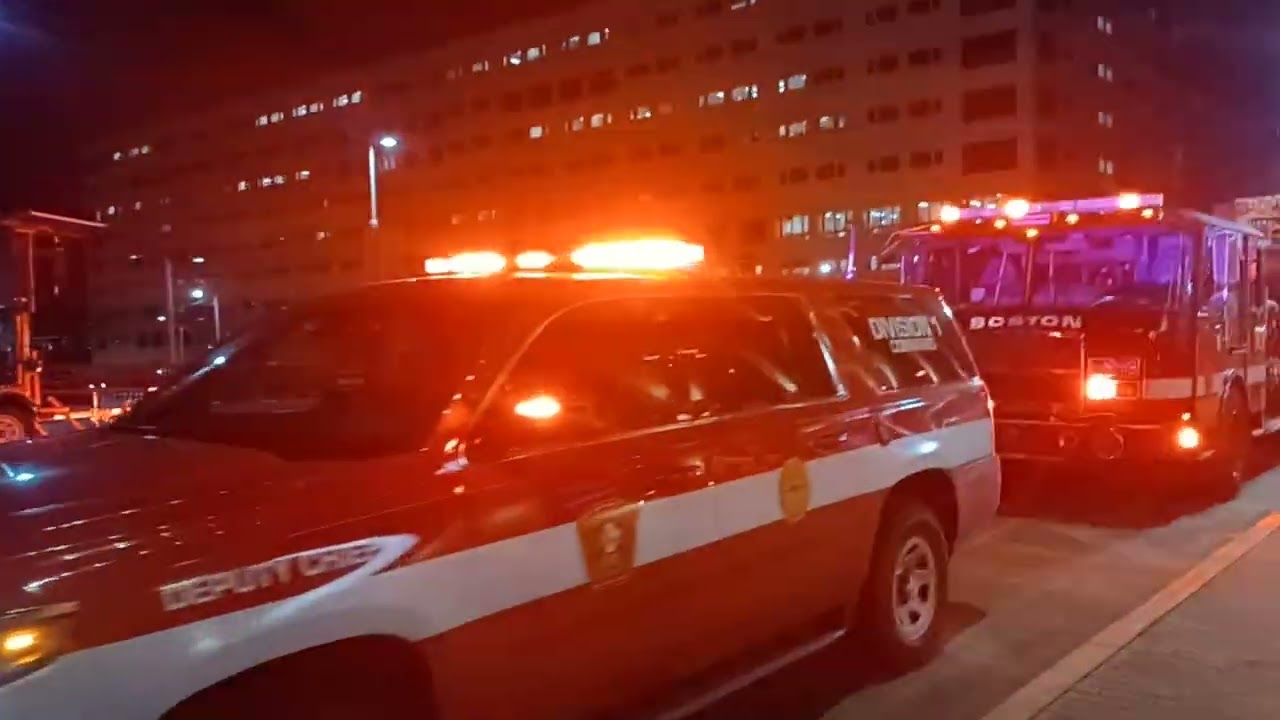 Пожарная служба Бостона спасает трех человек, застрявших в лифте. 16 февраля 2026 года.