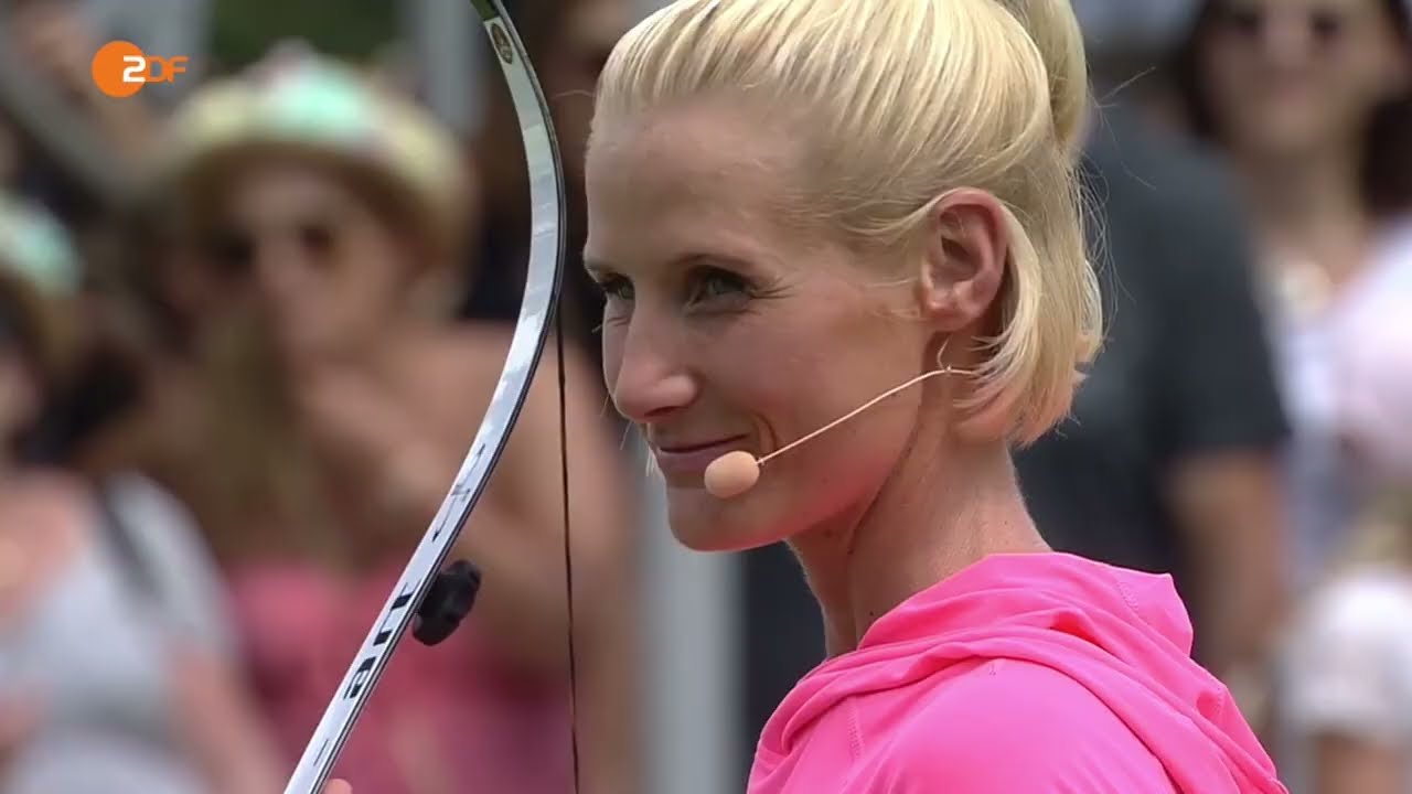 Austrian Archer Natascha Stiefsohn tries Byron Ferguson „Bottle Opener Shot“-World Record in 2016